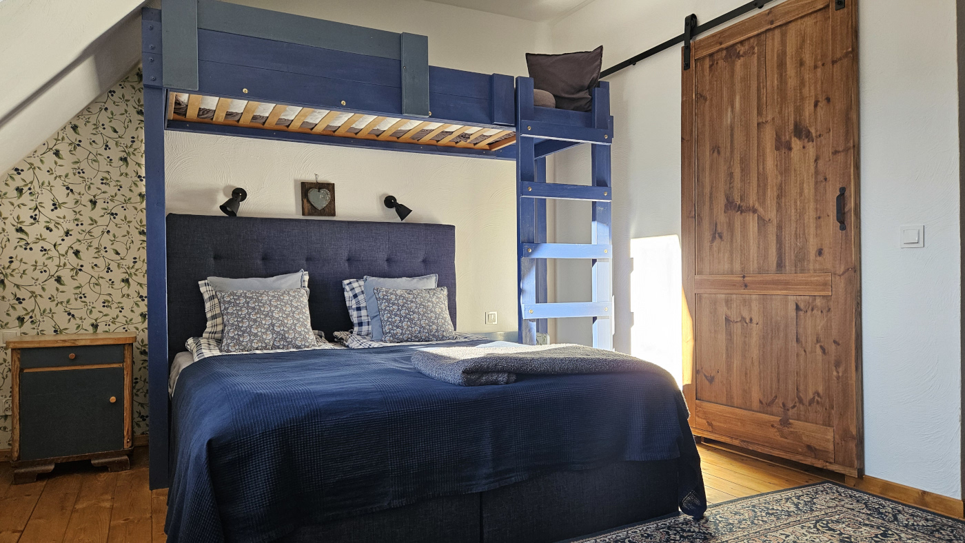 Wnętrze pokoju jeżynowego pensjonatu Miodówka