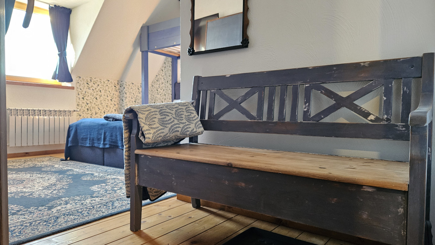 Wnętrze pokoju jeżynowego pensjonatu Miodówka