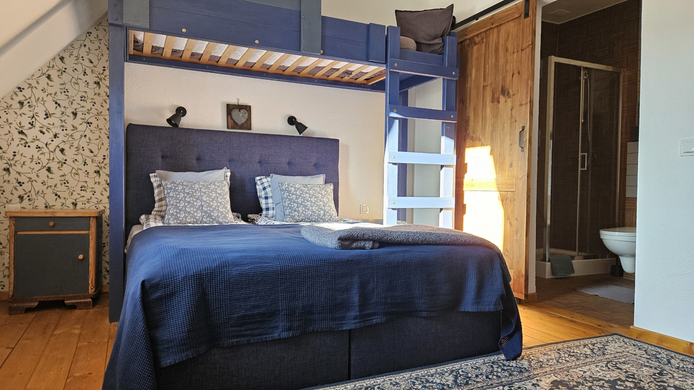 Wnętrze pokoju jeżynowego pensjonatu Miodówka