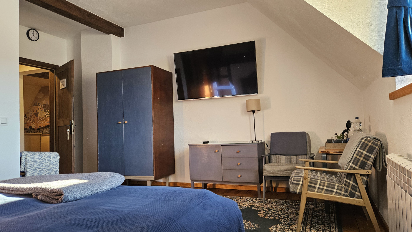 Wnętrze pokoju jeżynowego pensjonatu Miodówka