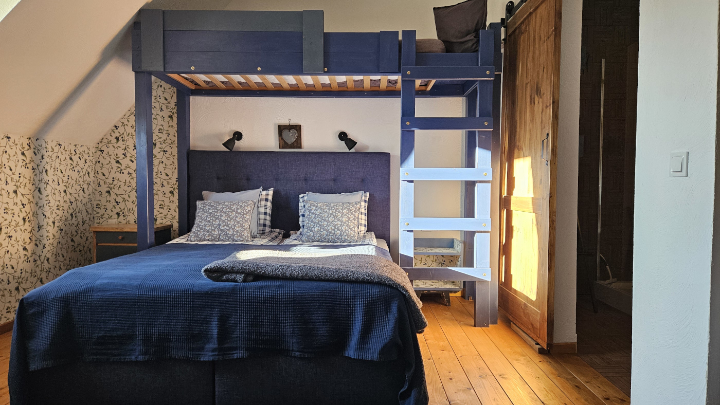 Wnętrze pokoju jeżynowego pensjonatu Miodówka