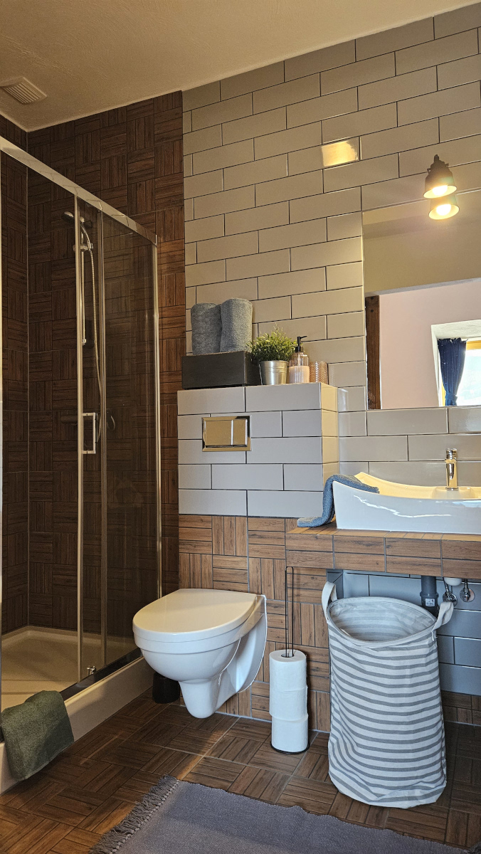 Wnętrze pokoju jeżynowego pensjonatu Miodówka