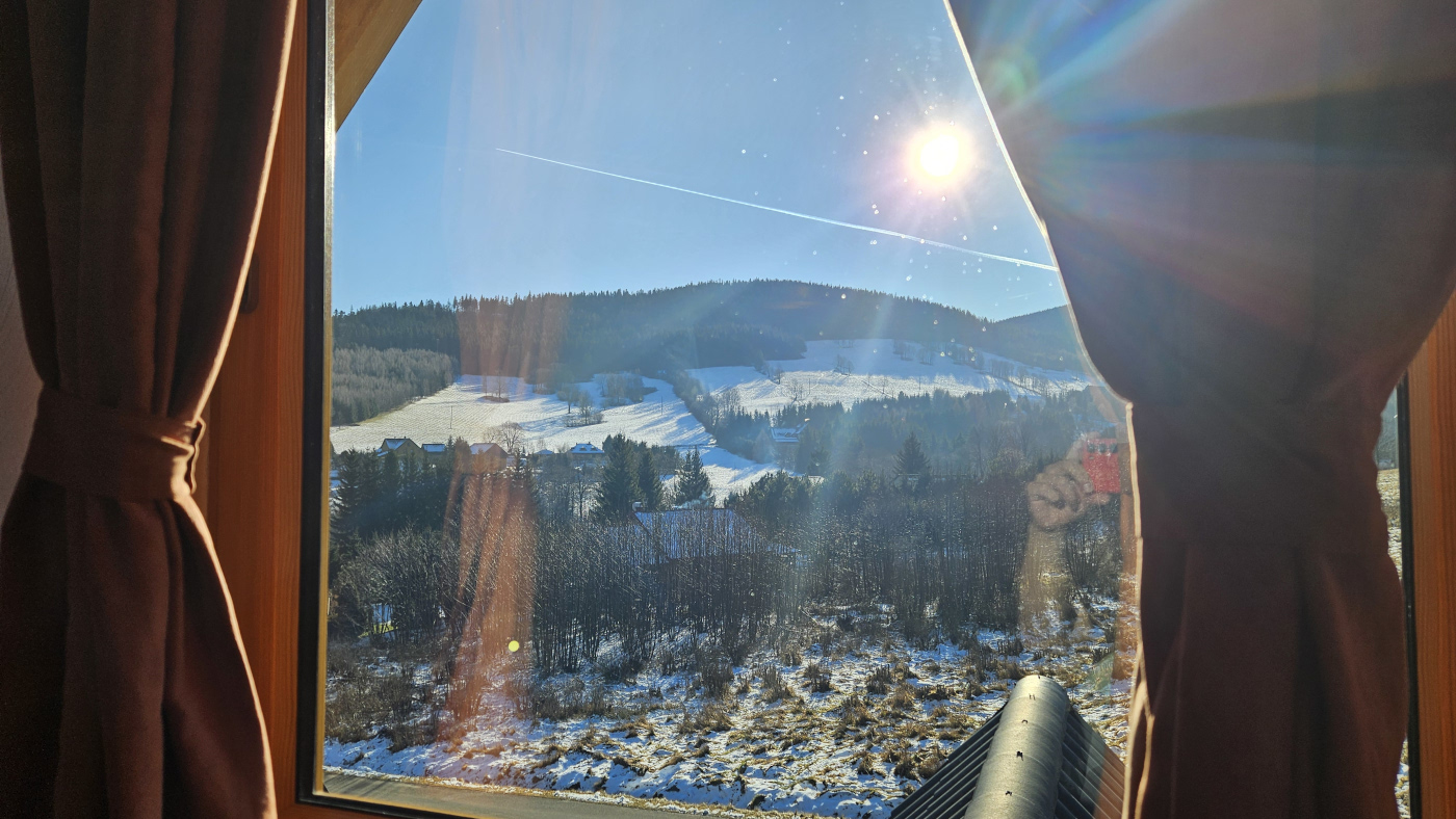 Wnętrze pokoju łąkowego pensjonatu Miodówka