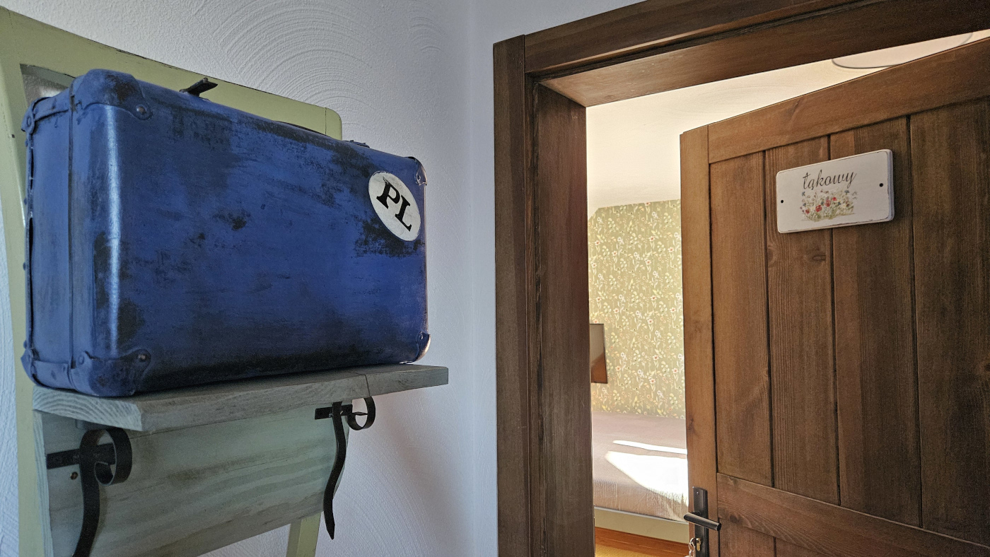 Wnętrze pokoju łąkowego pensjonatu Miodówka