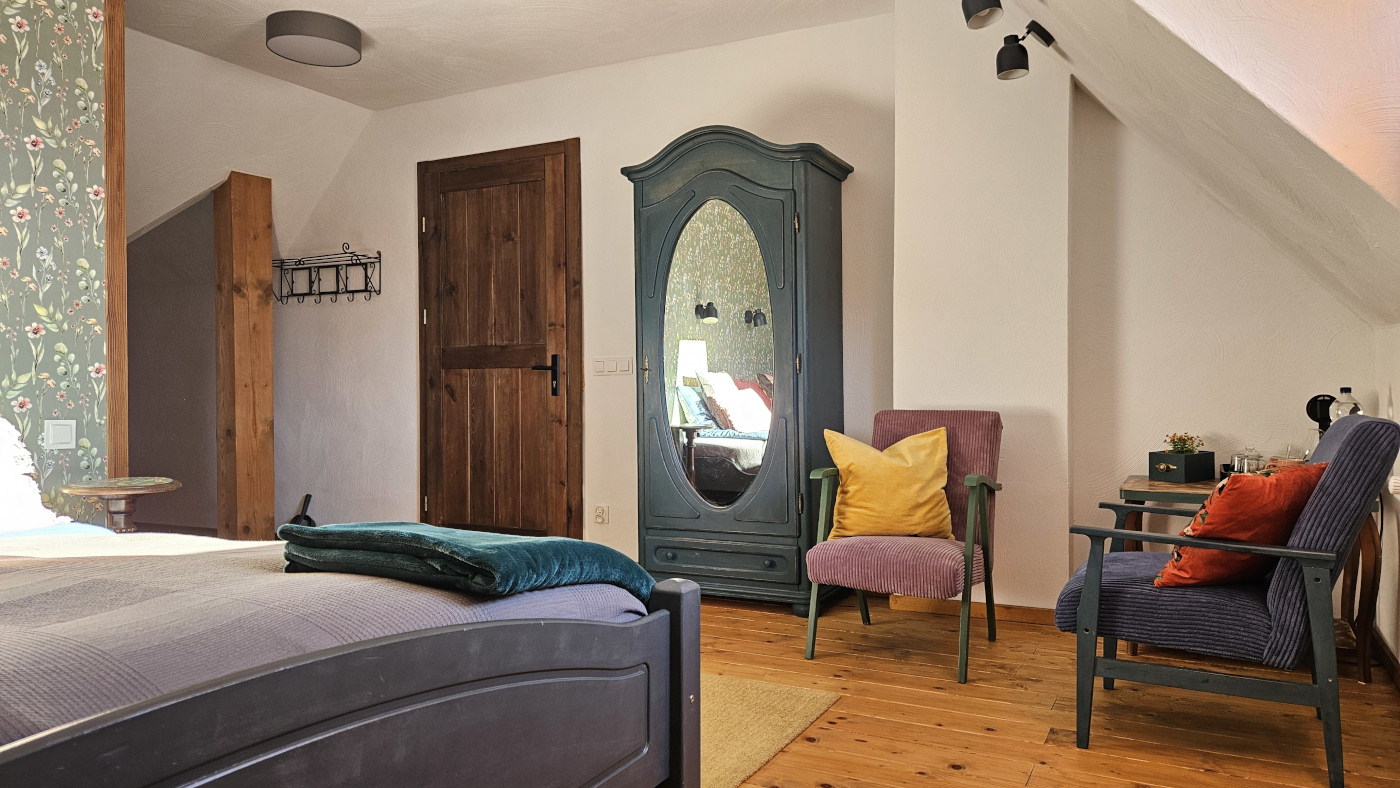 Wnętrze pokoju łąkowego pensjonatu Miodówka