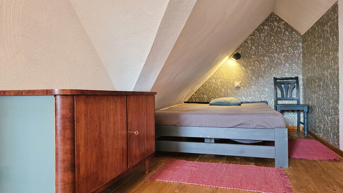 Wnętrze pokoju łąkowego pensjonatu Miodówka