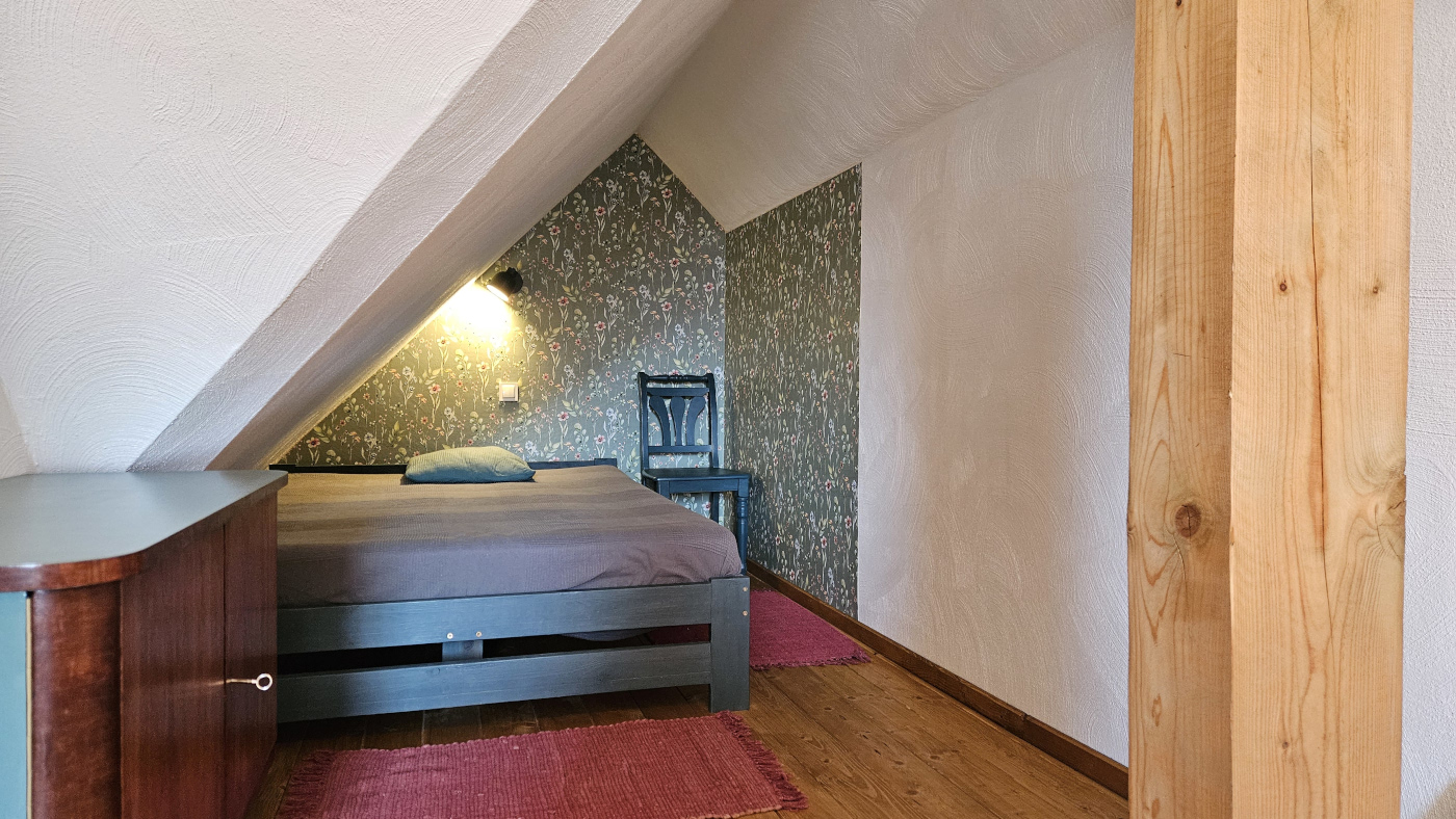 Wnętrze pokoju łąkowego pensjonatu Miodówka