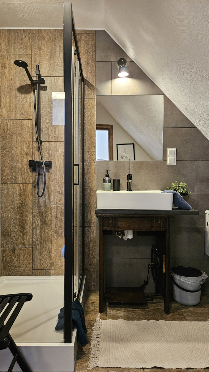 Wnętrze pokoju łąkowego pensjonatu Miodówka