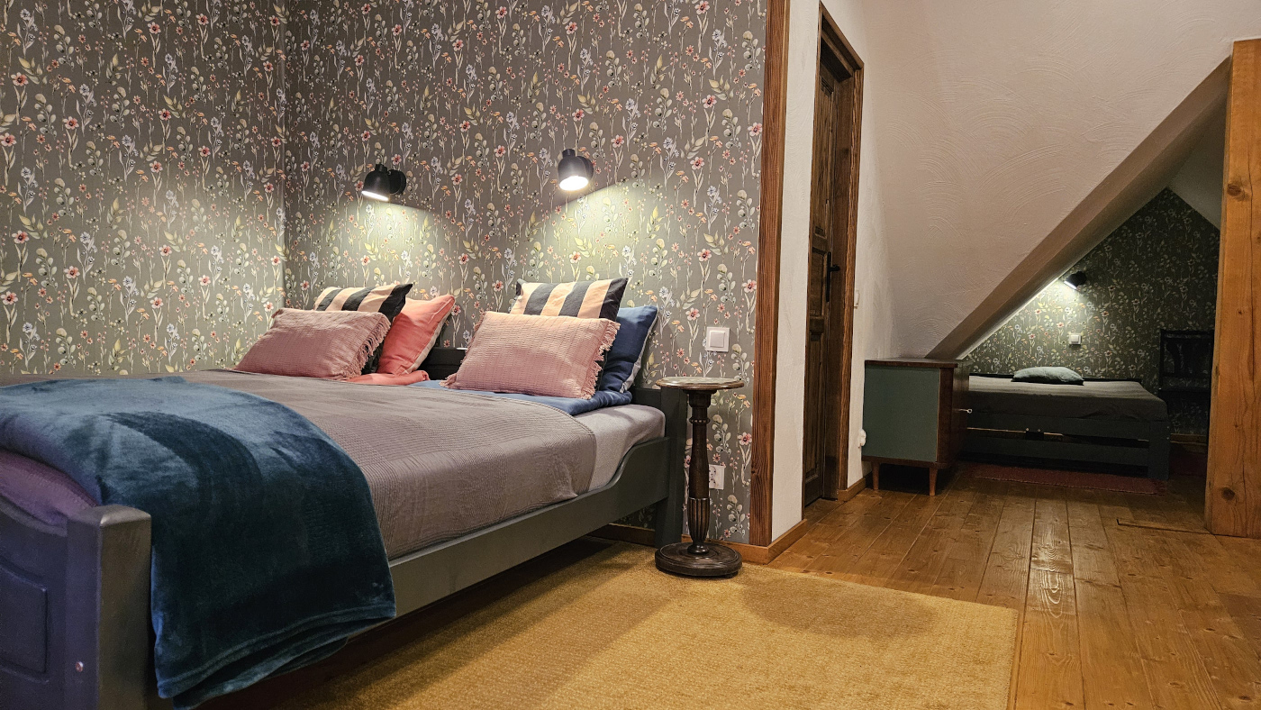 Wnętrze pokoju łąkowego pensjonatu Miodówka