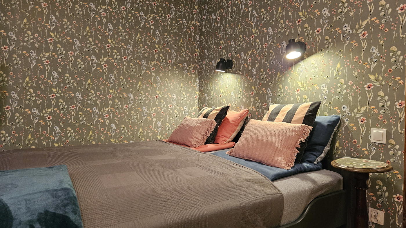 Wnętrze pokoju łąkowego pensjonatu Miodówka