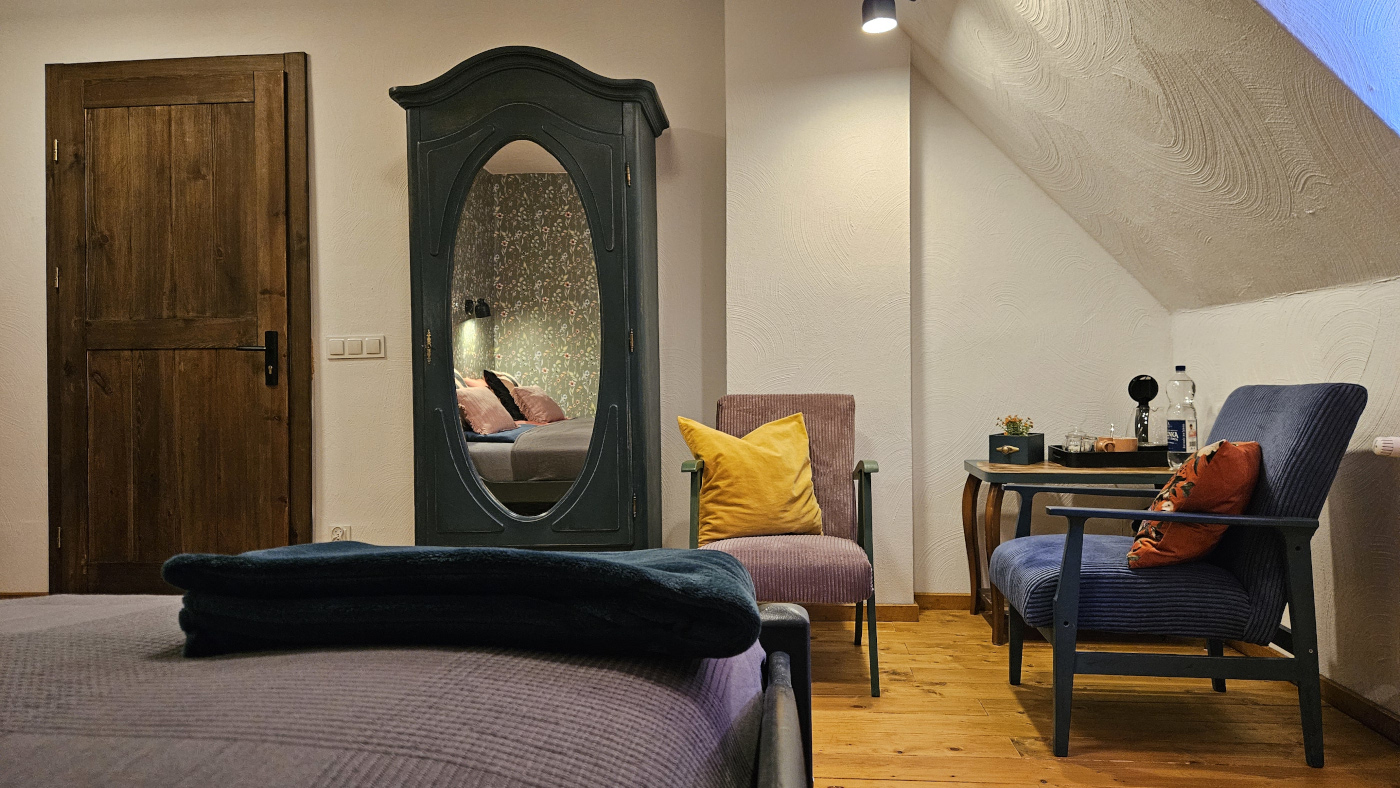 Wnętrze pokoju łąkowego pensjonatu Miodówka