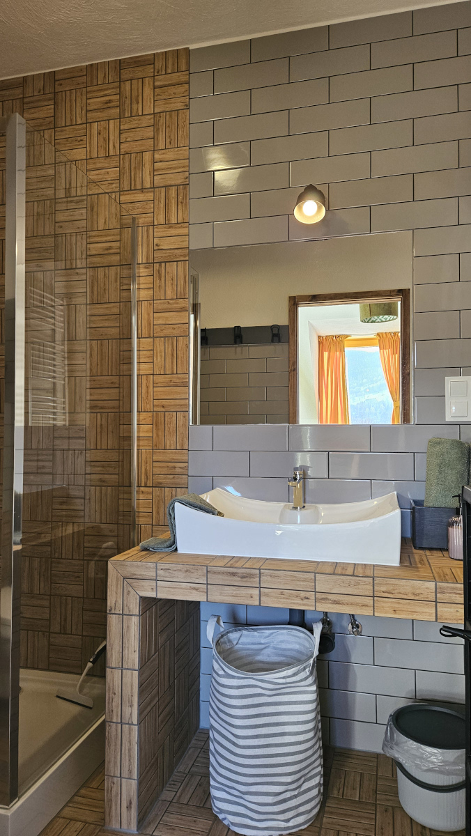 Wnętrze pokoju lipowego pensjonatu Miodówka