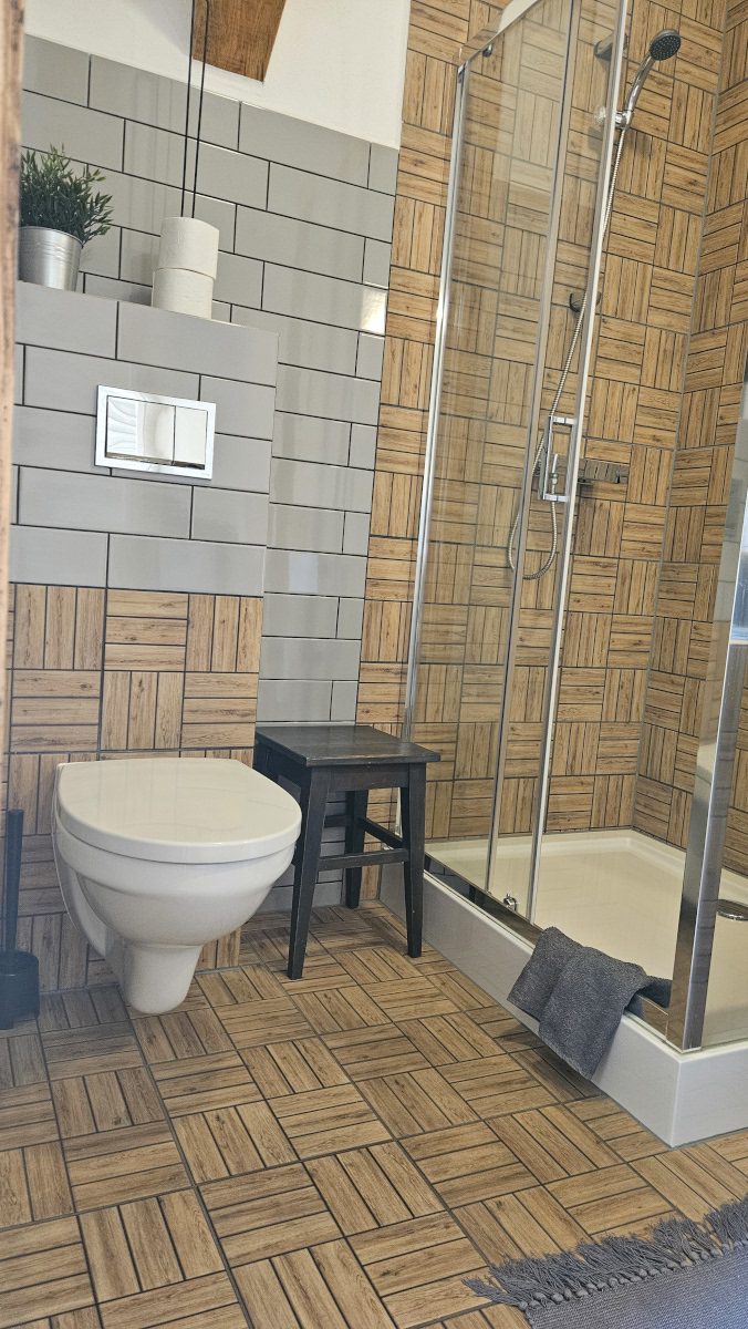 Wnętrze pokoju lipowego pensjonatu Miodówka