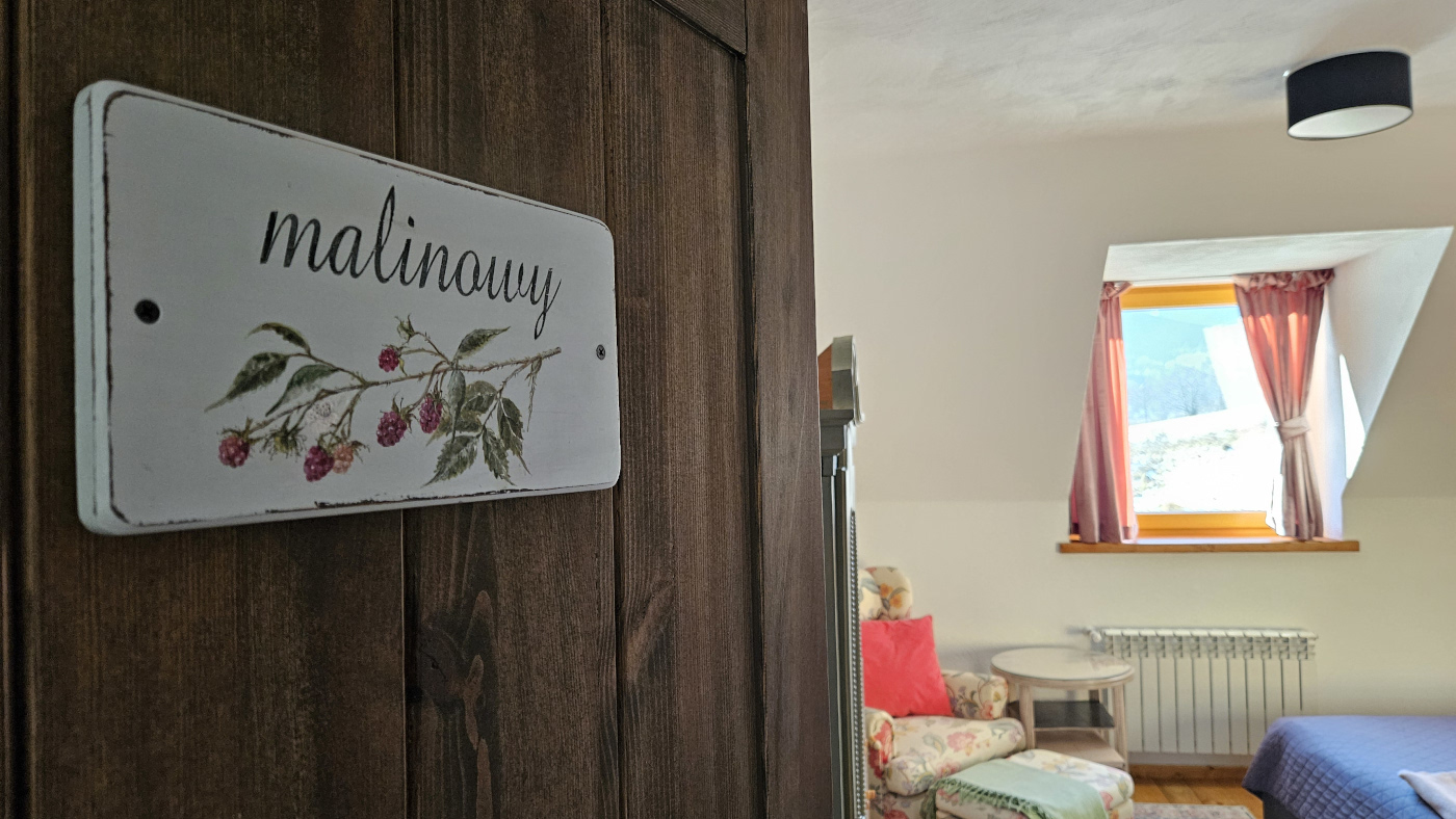 Wejście do pokoju malinowego pensjonatu Miodówka
