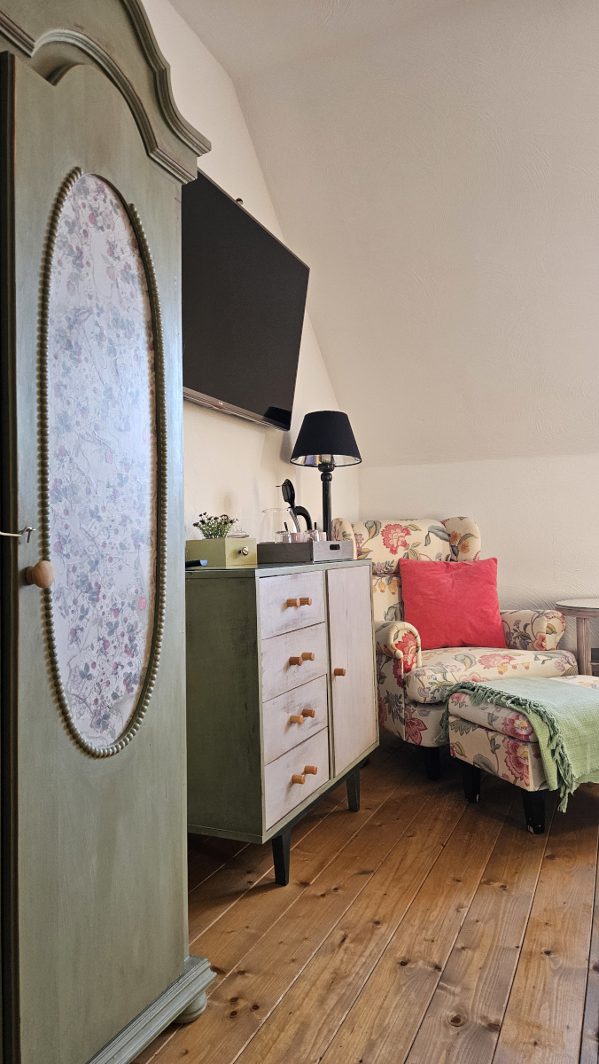 Wnętrze pokoju malinowego pensjonatu Miodówka