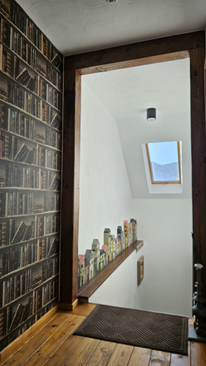 Wnętrze pokoju malinowego pensjonatu Miodówka