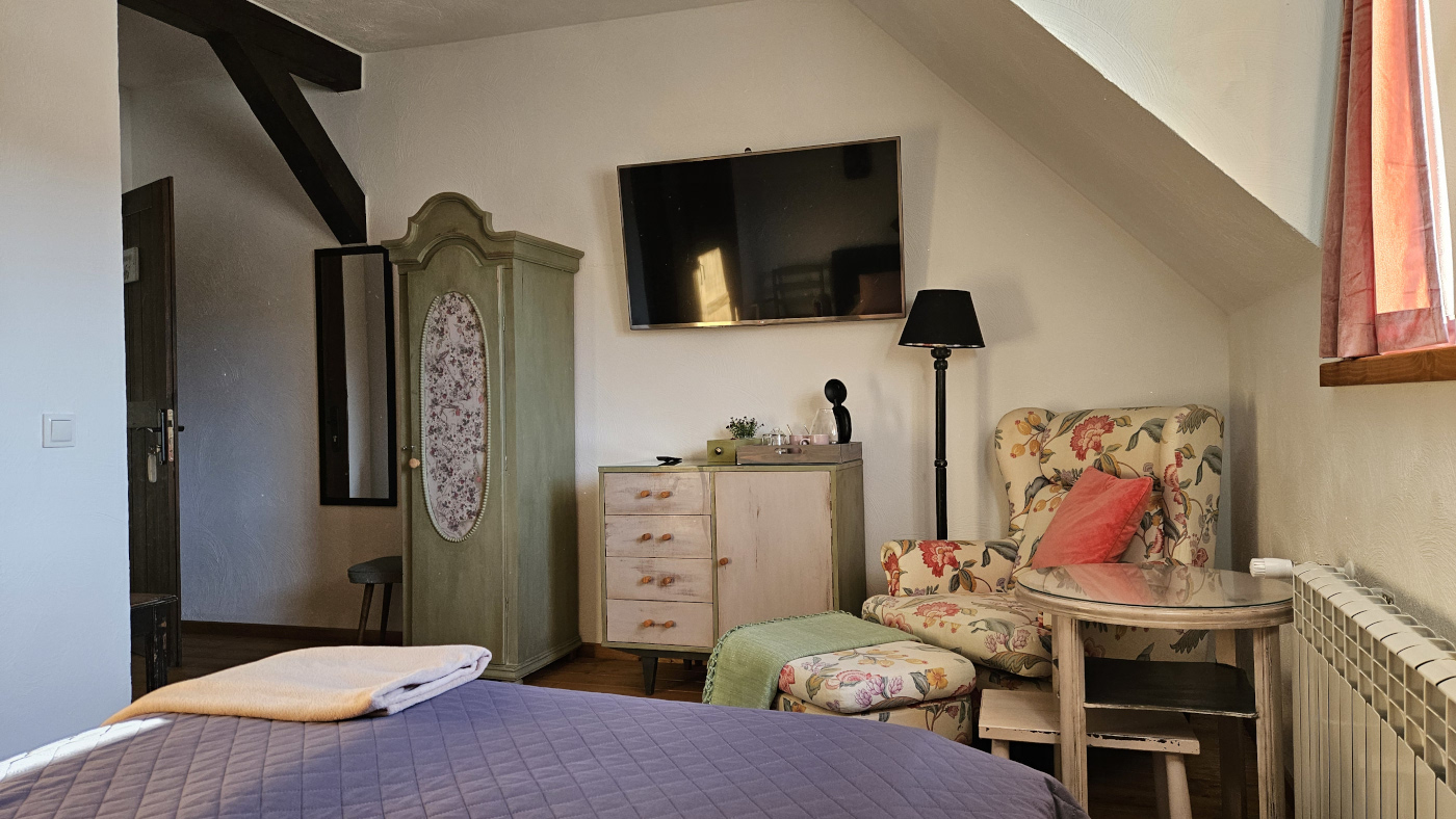 Wnętrze pokoju malinowego pensjonatu Miodówka