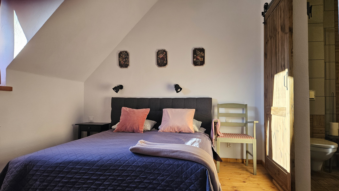 Wnętrze pokoju malinowego pensjonatu Miodówka