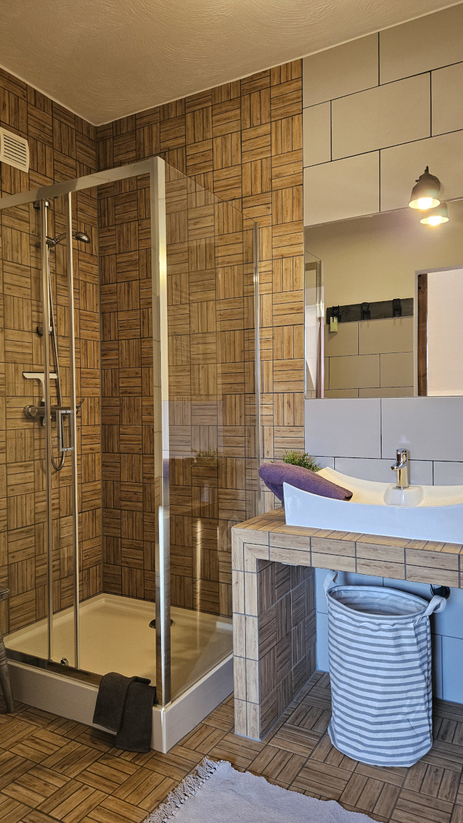 Wnętrze pokoju malinowego pensjonatu Miodówka