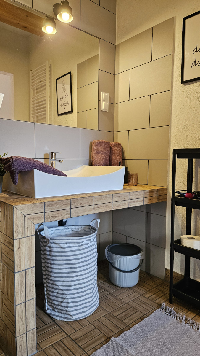 Wnętrze pokoju malinowego pensjonatu Miodówka