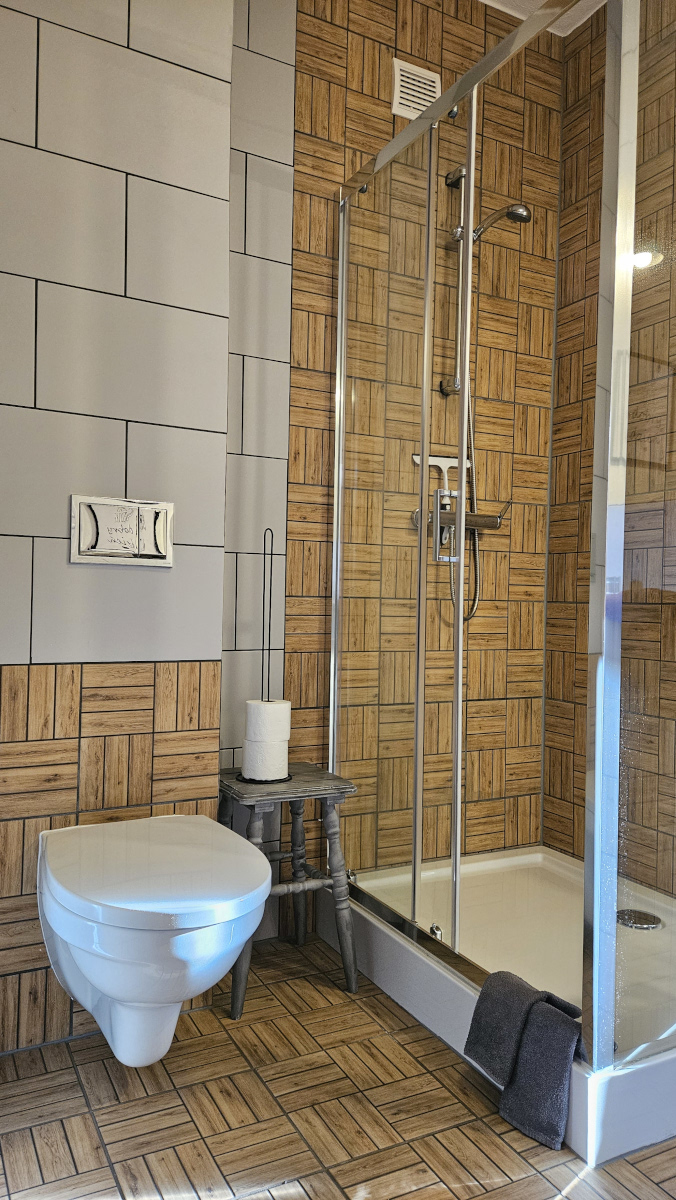 Wnętrze pokoju malinowego pensjonatu Miodówka