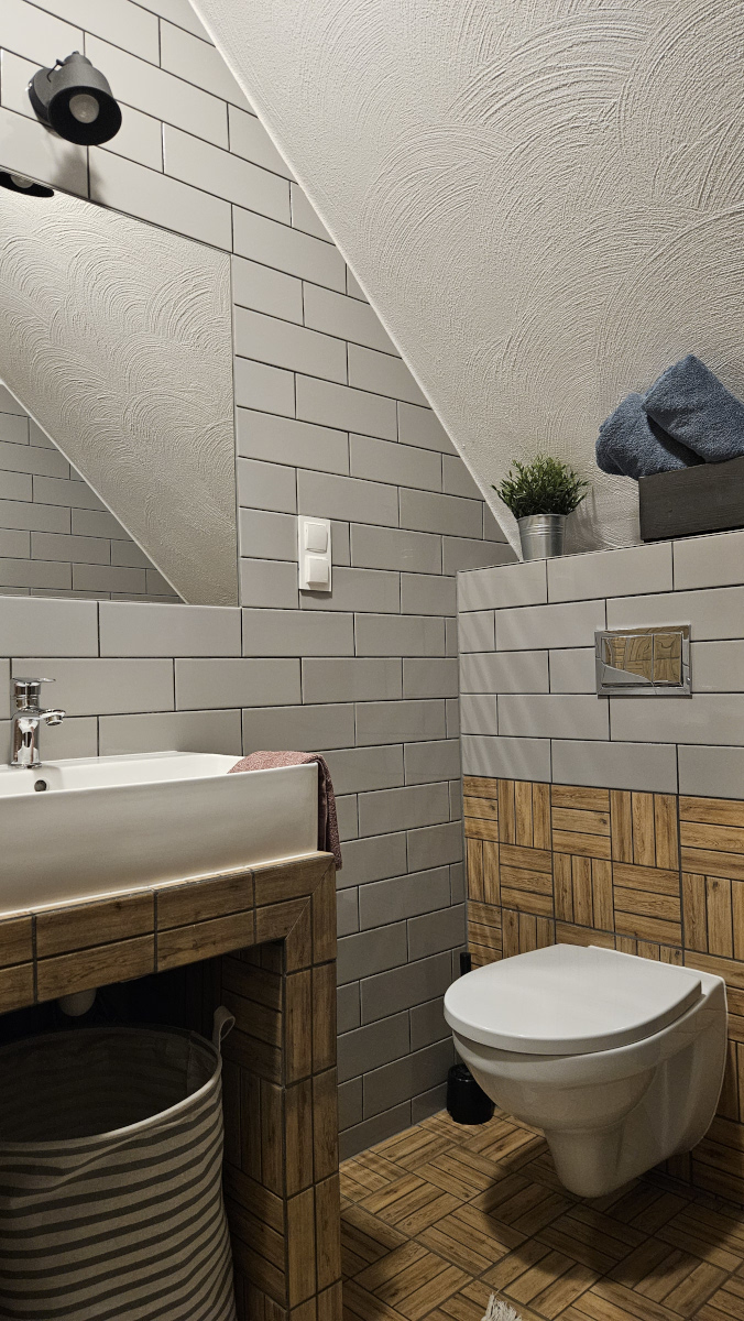 Wnętrze pokoju wielokwiatowego pensjonatu Miodówka