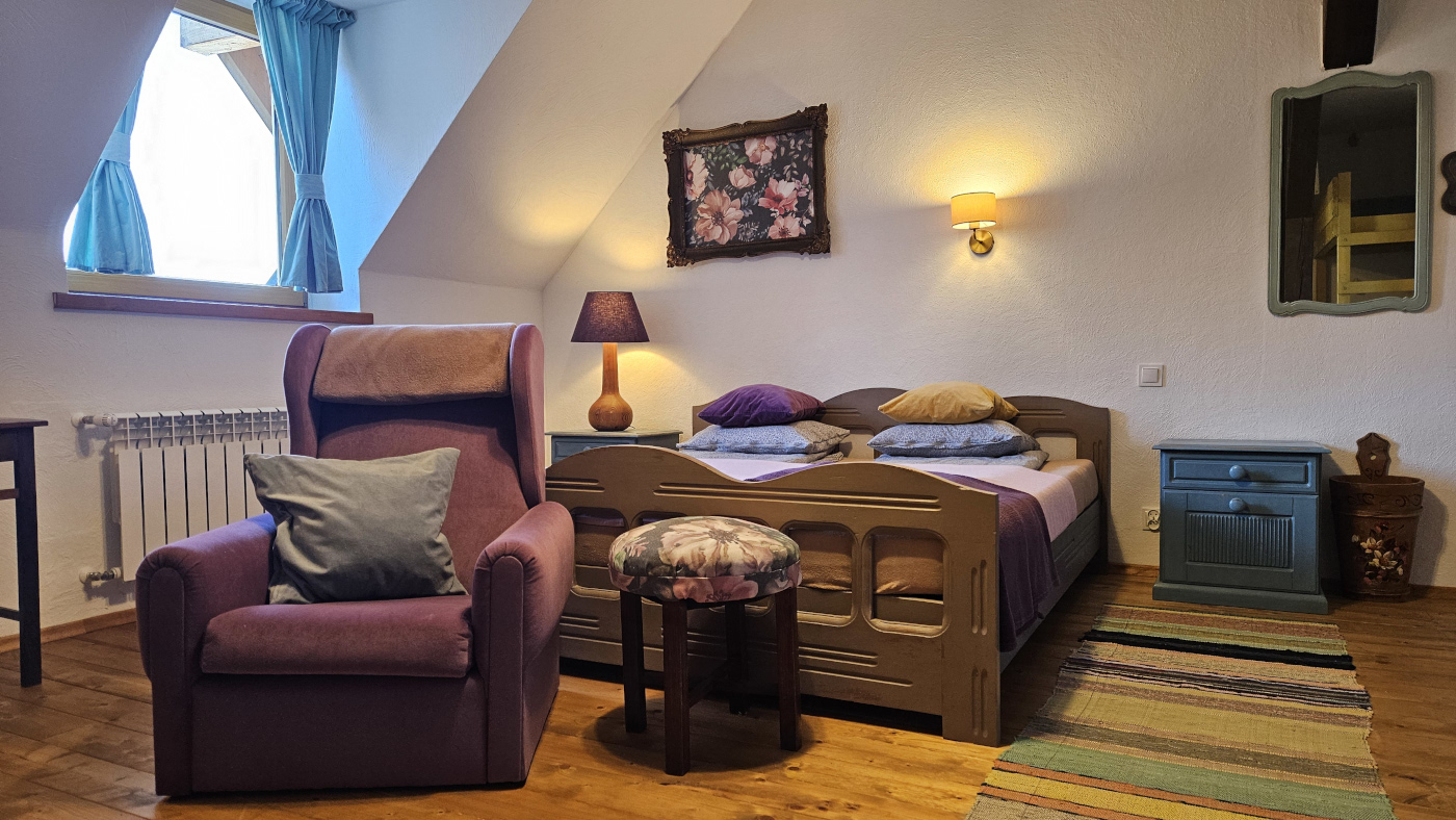 Wnętrze pokoju wielokwiatowego pensjonatu Miodówka