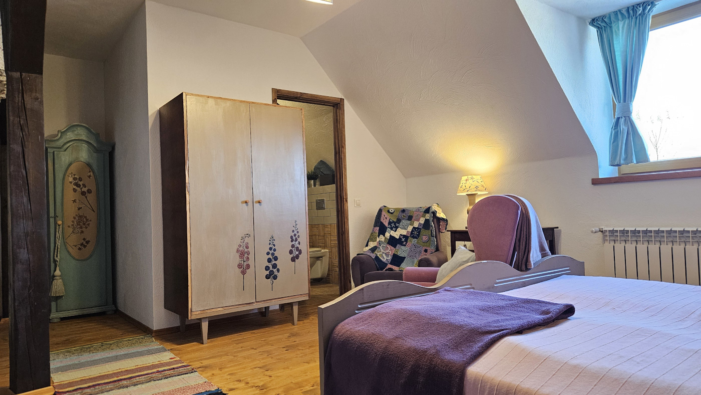 Wnętrze pokoju wielokwiatowego pensjonatu Miodówka