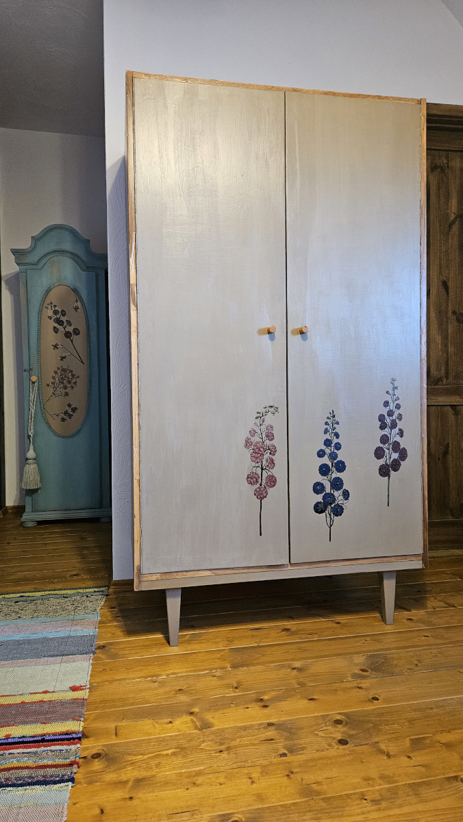 Wnętrze pokoju wielokwiatowego pensjonatu Miodówka