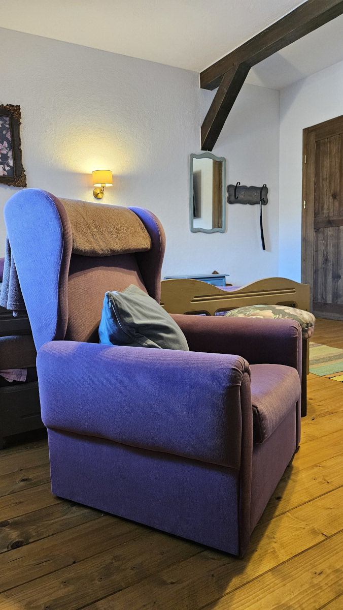 Wnętrze pokoju wielokwiatowego pensjonatu Miodówka