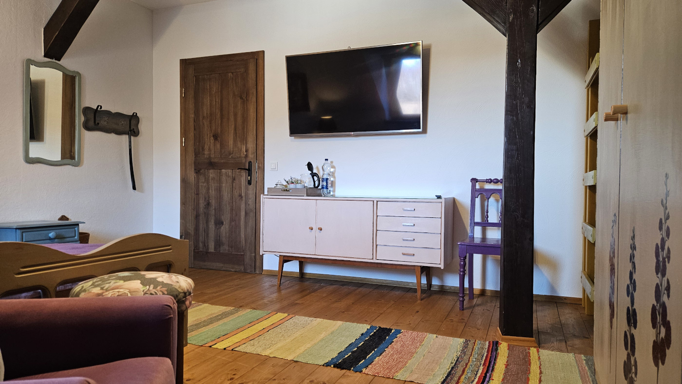 Wnętrze pokoju wielokwiatowego pensjonatu Miodówka