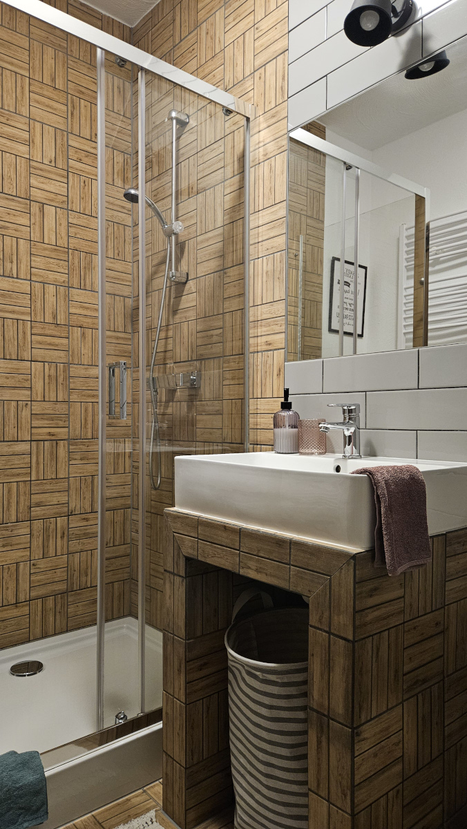 Wnętrze pokoju wielokwiatowego pensjonatu Miodówka